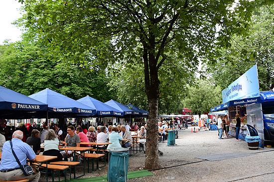 Großer Biergarten unter schattigen Bäumen Hamburger Fischmarkt auf Tour 2018 in München auf dem Orelansplatz. (Foto: Ingrid Grossmann)